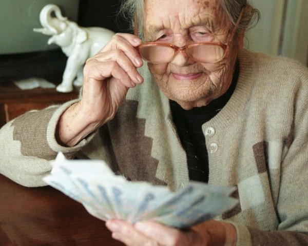 В Минтруде сообщили, что повысят пенсии только неработающим пенсионерам