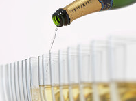 Российский Минфин может пересмотреть минимальные розничные цены на водку, коньяк и шампанское, а также впервые установить их для вина и винных напитков
