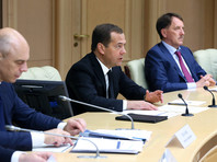 После того как глава "Роснефти" Игорь Сечин объяснил россиянам, почему у них, а не у него, дорожает бензин и стоит уже минимум на 25% больше, глава российского правительства Дмитрий Медведев назвал всю ситуацию с топливом "стабильной"