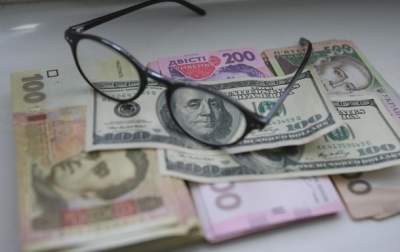Впервые украинцы начали больше покупать валюту в банках, чем продавать