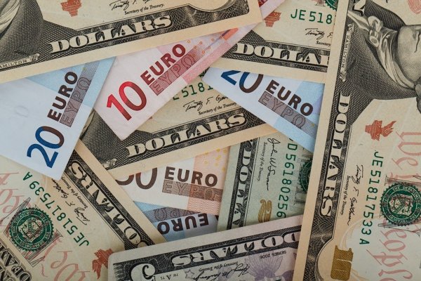 Евро превысил отметку в 75 рублей впервые с лета 2016 года