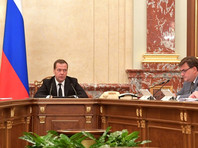 Медведев отмерил крайний срок для договоренности с нефтяниками по ценам на бензин